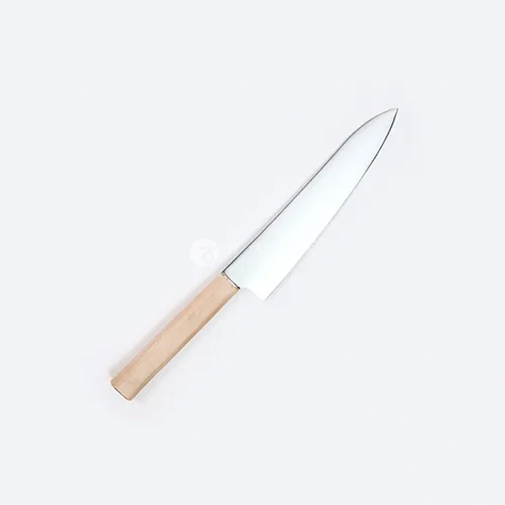 Yuri Santoku 萬用刀，擁有銀色金屬刀刃，搭配淺木色木柄，呈現簡潔的日式風格。
