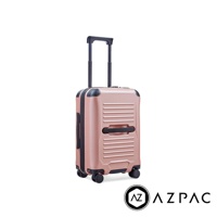 玫瑰金色 20 吋 AZPAC Trucker 2.0 防爆行李箱，配備煞車系統，採用硬殼材質，箱體有橫向壓紋，側邊有黑色提把，四輪設計，黑色伸縮拉桿。