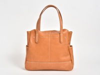 職人手作皮革直式肩背托特包，經典棕褐色，採用柔軟真皮材質，車縫線清晰，設計簡潔，兩側有外袋，適合日常攜帶。