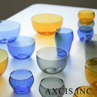 LAGOM清透復古圓潤點心碗，共有藍色、灰色、黃色三種顏色，由玻璃製成，碗身圓潤，造型簡潔，可堆疊展示。