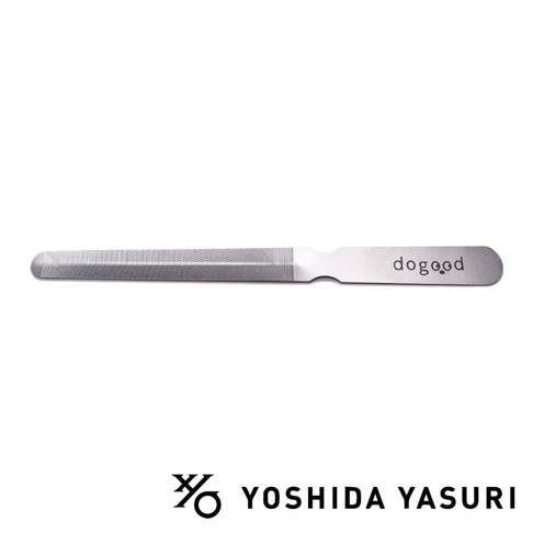 銀色金屬材質的寵物專用銼刀，一面有細緻的銼紋，另一面有「dogood」字樣和狗頭圖案，整體呈長條狀，尾部有弧形切口。
