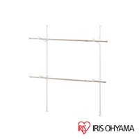 白色頂天立地曬衣架，兩根可調節高度的垂直桿，中間橫跨兩根木紋色曬衣桿，由白色夾扣固定。