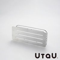 銀色不鏽鋼製成，帶有橫向條紋設計的可掛式刀具砧板瀝水架，呈現簡潔實用的外觀。