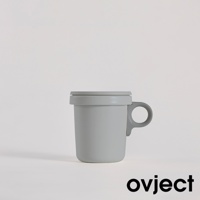 灰色琺瑯馬克杯，帶有同色系蓋子和提把，簡約設計。