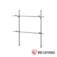 深綠色金屬頂天立地曬衣架，設有兩層橫桿，每層橫桿皆為淺灰色，兩側有可調節高度的支架。