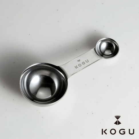 日製18-8不鏽鋼雙頭計量式咖啡豆勺/量匙，一端為較大的圓形勺，另一端為較小的圓形勺，勺身印有「KOGU」字樣。