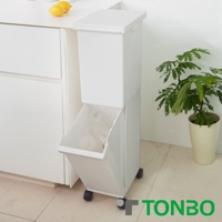 白色塑膠雙層分類垃圾桶，附有輪子，上層為帶蓋設計，下層為傾斜開口，內部可見數個透明塑膠瓶。