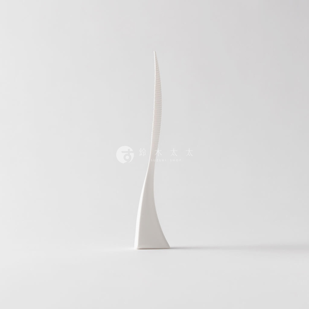 這是一支日本 marna 品牌的白色站立式飯匙，採用立體握柄和特殊壓紋設計，能防止米飯沾黏，邊緣薄型設計能保持米飯完整。