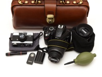 職人手作皮革橫長形杜勒斯單肩包，搭配一台黑色 Nikon 單眼相機、一台 Rollei B35 復古相機、鏡頭蓋、電池、快門線和綠色吹塵球。