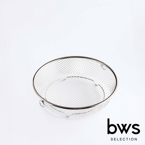銀色不鏽鋼圓形淺型網狀瀝水籃，帶有兩個掛環。