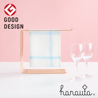 玫瑰金不鏽鋼三桿抹布架，掛有一條白色藍格紋抹布，旁邊擺放兩只透明高腳杯。