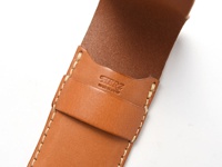 職人手作皮革鋼筆專用收納筆套，採用天然棕色皮革，手工縫線，內側為絨面材質，印有品牌標誌。