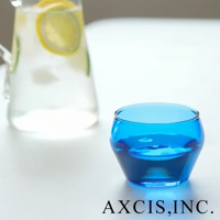 LAGOM 清透復古圓潤玻璃杯，S尺寸，藍色，圓潤的玻璃杯身，裝有藍色液體，杯口邊緣有細微的金屬色澤。