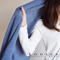 藍色漸層羊毛棉質混紡絲巾，輕柔微透，由手持展示質地。