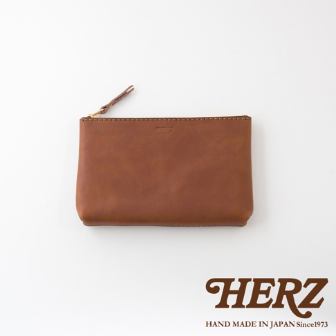 職人手作皮革長方形拉鍊收納包，採用棕色皮革製成，配有金色拉鍊及同色系皮革拉頭，表面壓印有品牌標誌。
