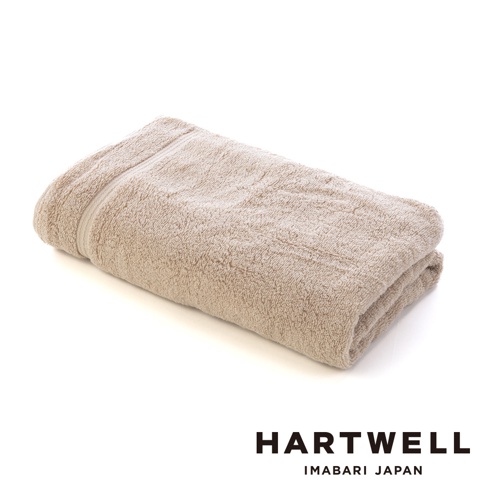 今治世紀傳承洗鍊輕盈浴巾，米色，觸感柔軟，質地蓬鬆，邊緣有細緻的織紋，呈現簡約的日式風格。