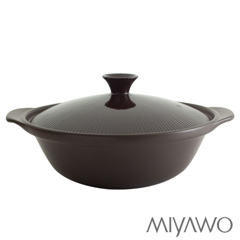 深棕色陶土湯鍋，帶有帶有放射狀紋路的鍋蓋和兩個方便提握的把手，鍋蓋中央有一個精緻的把手。