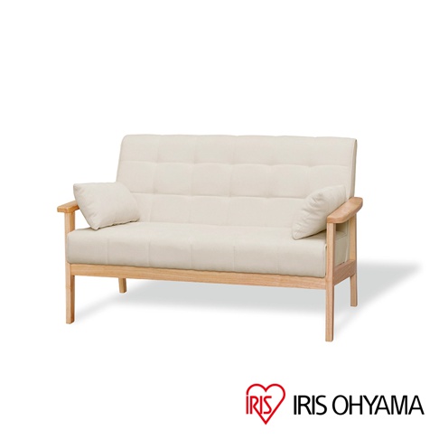 實木雙人布沙發，米白色布面，木質框架，附兩個方形靠枕。