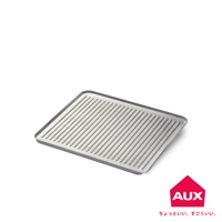 銀灰色方形金屬瀝水籃，表面佈滿平行條紋，邊緣帶有淺淺的溝槽，適合用於廚房排水。