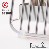 不鏽鋼餐具收納架，具有圓潤的銀色金屬框架和垂直支架，底部有透明的固定件，質感簡約。