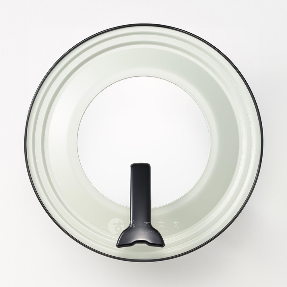 一個可立式強化玻璃鍋蓋，邊緣為黑色，鍋蓋中心為淺綠色，帶有一個黑色可立式把手。