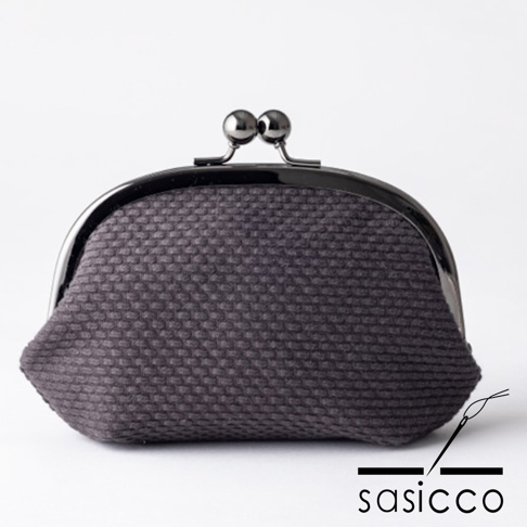 深灰色三河木綿刺子織口金零錢包，採用傳統刺子織紋理，搭配金屬口金開合。