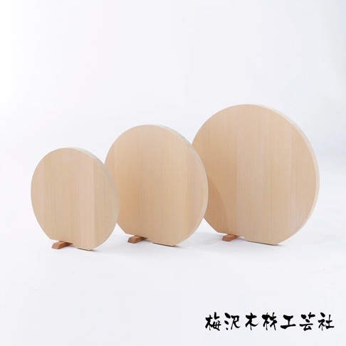 三個不同尺寸的淺木色圓形砧板，皆以木製支架直立展示，材質紋理清晰可見。