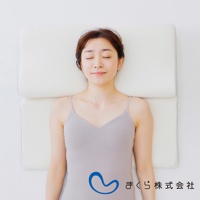 一位女性仰躺在白色與淺灰色的15度半身枕上，枕頭表面有細緻的織紋。