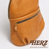 職人手作皮革大開口圓角後背包，以棕褐色皮革製成，配有雙向拉鍊和一個外部拉鍊口袋，拉鍊採用黃銅色五金配件。