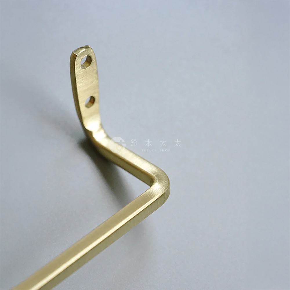 黃銅製成的 AXCIS 輕奢單桿毛巾架，一端有兩個安裝孔，呈現簡約時尚的質感。