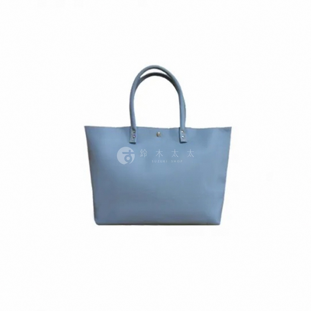 淺藍色皮革手提肩背包，簡約設計，兩個提把，頂部中央有金色按扣。