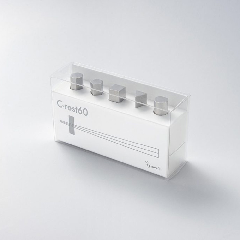 幾何筷架 C-rest60，內含五個不同幾何造型的銀色金屬筷架，置於透明盒裝的白色紙盒內，盒上有產品名稱及線條圖案。