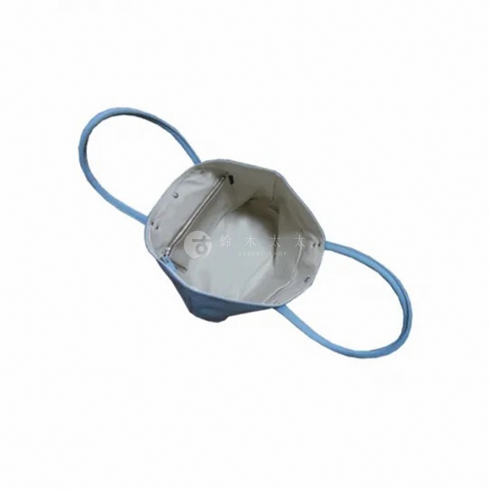 淺藍色皮革托特包，內襯為淺灰色，配有兩條圓形提把，包身開口處有拉鍊。