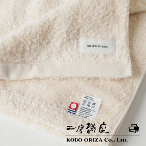 米白色超細纖維毛巾，表面柔軟蓬鬆，帶有「SUIFUTOSHA」織標，角落處有「KOBO ORIZA Co., Ltd.」的洗滌標籤和品牌標誌，材質為 100% 純棉，日本製造。