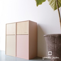 兩個純手工木製前開式迷你垃圾桶，左側為米白色與原木色，右側為粉紅色與原木色，均為8公升容量。