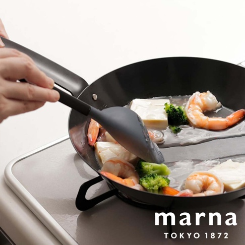 marna TOKYO 1872 品牌商標，圖為料理匙正在翻動鍋中的鮮蝦、豆腐與花椰菜
