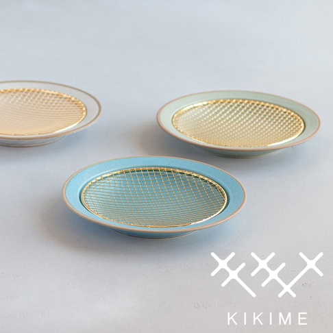 三款美濃燒瀝油餐盤，分別為淺藍色、淺綠色和米白色，盤面均有金色網狀瀝油架，整體呈現簡約質感。
