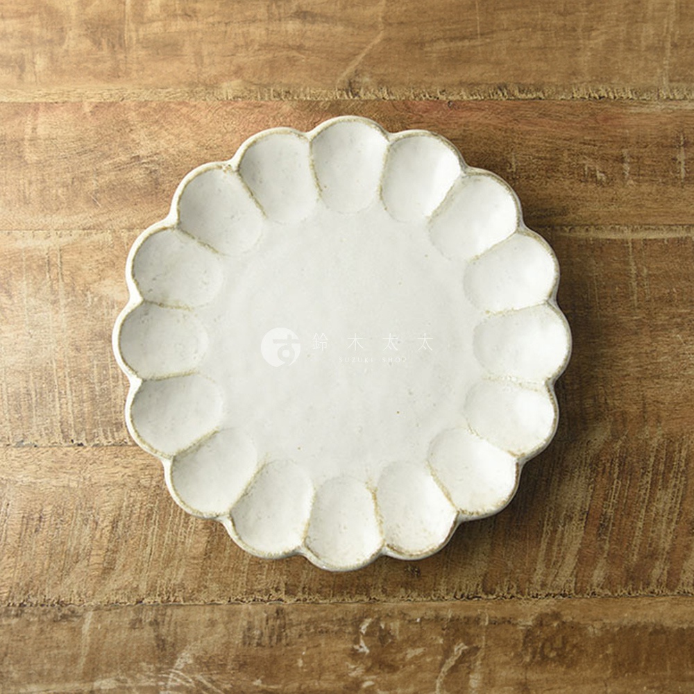 一個 24 公分白色六魯粉引花型主食盤，盤緣呈花瓣狀，表面有細緻的紋理，置於木紋背景上。