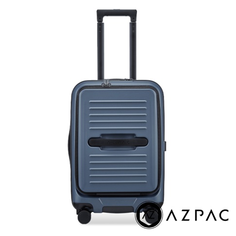 藍色 AZPAC 品牌 20 吋前開口行李箱，外殼帶有橫向溝槽設計，中心配置黑色品牌標誌與提把，並附有伸縮拉桿與底部滾輪，整體造型現代簡約。
