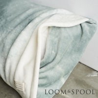 抗菌短絨舒柔枕套，灰綠色與米白色拼接，質地柔軟，一角有品牌標籤。