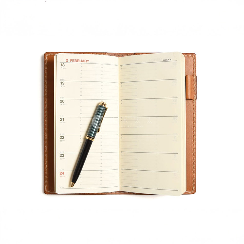 職人手作皮革輕便記事本書套，皮革材質，棕色外觀，內頁為月曆格式，含一支綠色條紋筆。