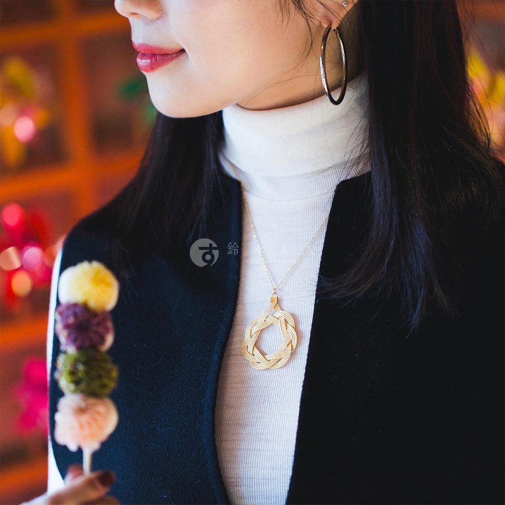 金絲編織圓形吊墜項鍊，搭配細緻金鍊，整體呈現日式和風美學。
