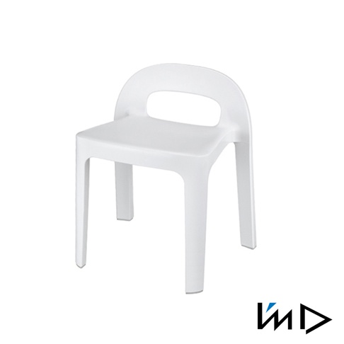 白色塑膠一體成型高腳椅凳，椅背設有橢圓形提手，四腳穩固。