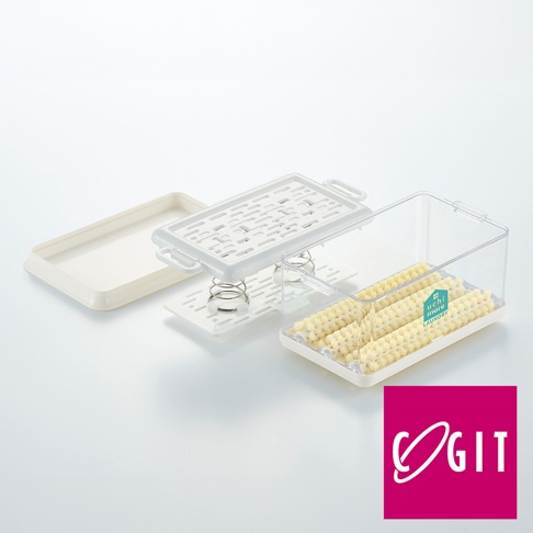 多功能免沾手泡沫洗衣皂盒刷，包含一個米白色長方形底盤、一個白色兩側有提把的鏤空上蓋，以及一個透明塑膠盒，盒內裝有數排淺黃色帶有白色刷毛的圓柱形洗衣皂。