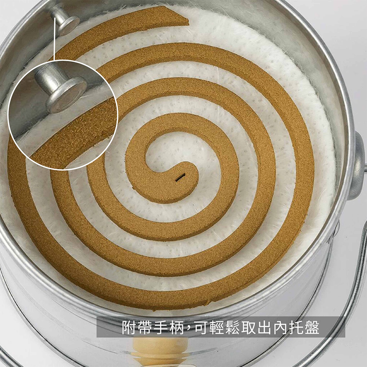 OBAKETSU 蚊香桶內部，展示螺旋狀的蚊香，並特寫了可提取的灰盤握把