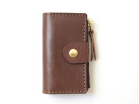 職人手作棕色皮革拉鍊零錢鑰匙包，配有金色金屬拉鍊、同色系皮革拉袢及黃銅按扣。