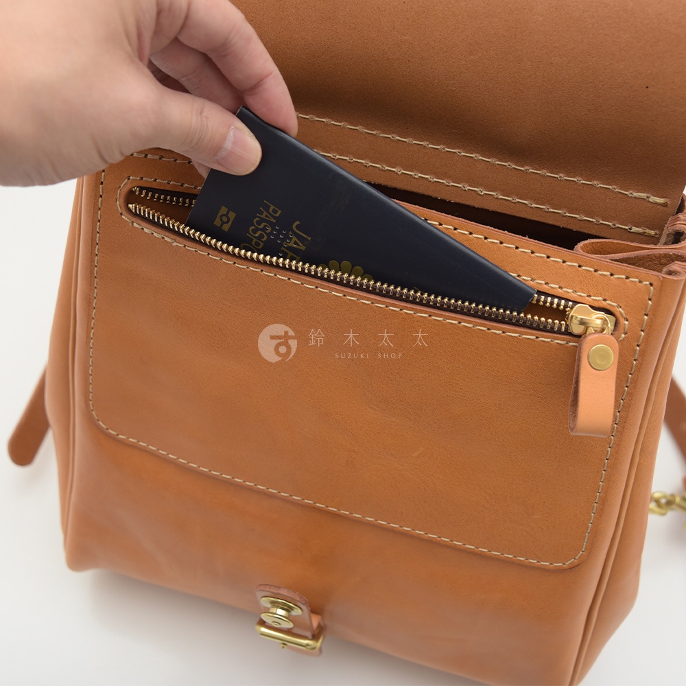 職人手作皮革屋瓦風後背包 R-15，棕褐色真皮材質，設有拉鍊外袋，可放入護照。