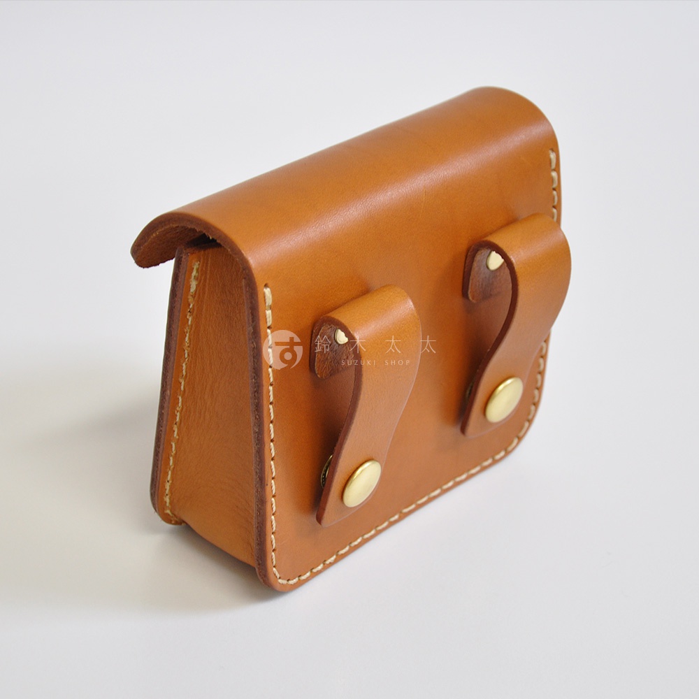 職人手作皮革高爾夫腰包，棕褐色，設有兩個皮質掛環及金色釦，白色縫線，簡約設計。