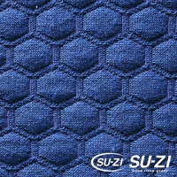 深藍色菱格紋布料特寫，紋理細緻，具有立體感。左下角有白色橢圓形標誌，內含「SU-ZI」字樣及「Good sleep goods」小字。