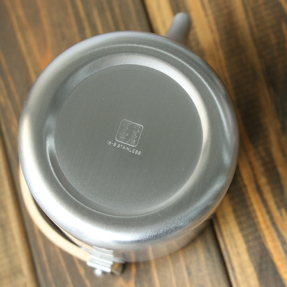 不鏽鋼霧面直筒茶壺底部，印有品牌標誌及「18-8 STAINLESS」字樣。